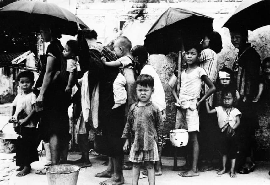 Refugiados chinos hacen fila para recibir comida en Hong Kong en mayo de 1962. Durante la hambruna causada por la política del Gran Salto Adelante, entre 140,000 y 200,000 personas ingresaron a Hong Kong de manera ilegal. (AFP vía Getty Images)