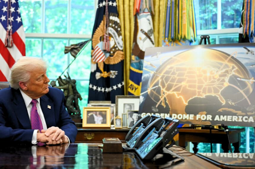 El presidente de Estados Unidos, Donald Trump, escucha durante un anuncio sobre el escudo antimisiles Golden Dome, en el Despacho Oval de la Casa Blanca, el 20 de mayo de 2025, en Washington, D.C. (Foto de JIM WATSON/AFP a través de Getty Images)