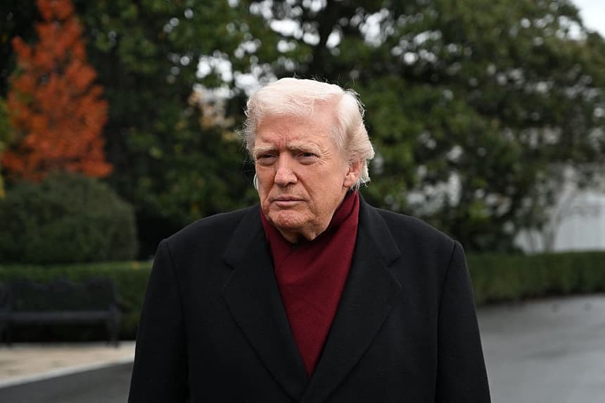 El presidente de Estados Unidos, Donald Trump, escucha las preguntas de la prensa antes de subir al Marine One en el jardín sur de la Casa Blanca en Washington D. C., el 22 de noviembre de 2025. (Alex WROBLEWSKI/AFP a través de Getty Images)