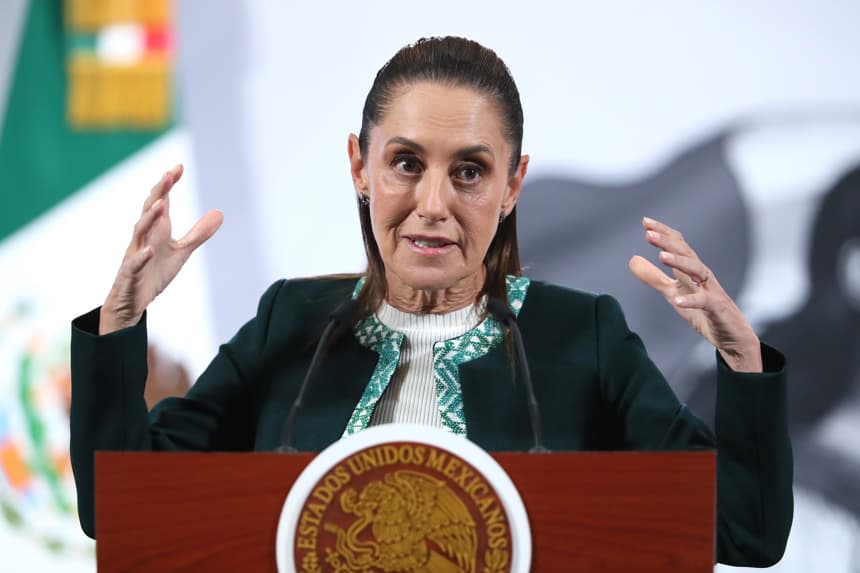 La presidenta de México, Claudia Sheinbaum, habla este miércoles durante una rueda de prensa en el Palacio Nacional en Ciudad de México (EFE/ Mario Guzmán)