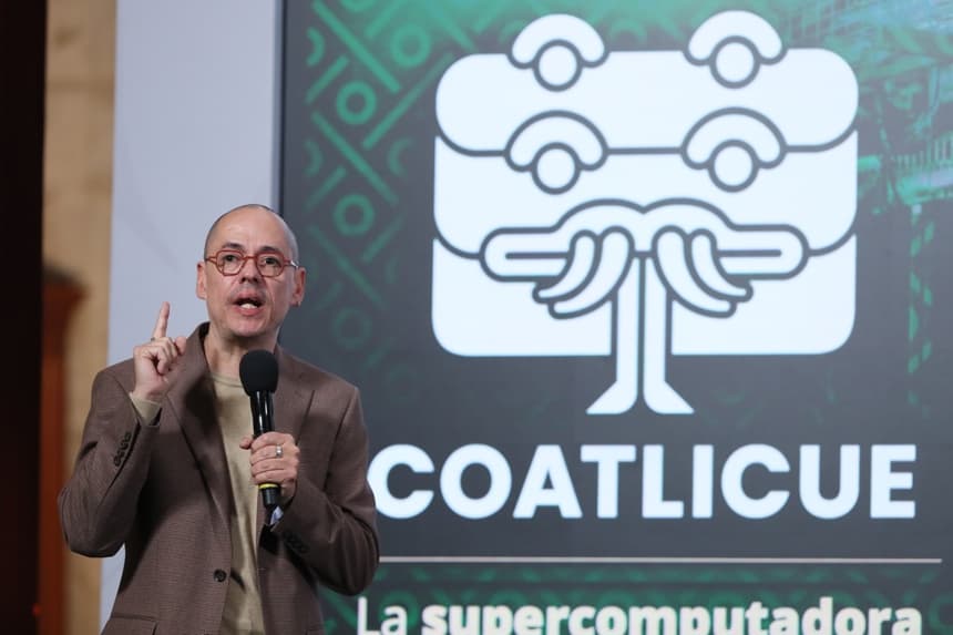 El titular de la Agencia de Transformación Digital y Telecomunicaciones, José Antonio Peña Merino, habla durante una rueda de prensa este miércoles en el Palacio Nacional de la Ciudad de México (EFE/ Mario Guzmán)