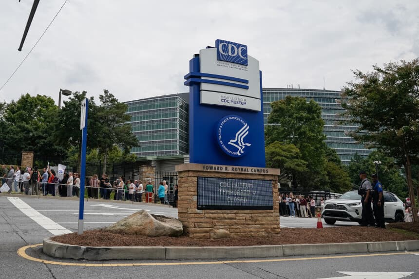 Los empleados de los Centros para el Control y la Prevención de Enfermedades (CDC) hacen fila para honrar a los funcionarios Dan Jernigan, Deb Houry y Demetre Daskalakis en su sede mundial, el 28 de agosto de 2025, en Atlanta, Georgia. (Elijah Nouvelage/Getty Images)