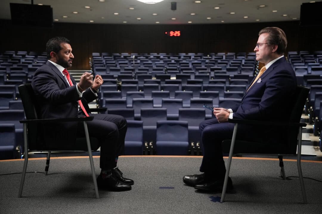 El director del FBI, Kash Patel, y Jan Jekielek, editor senior de The Epoch Times y presentador de "American Thought Leaders", en Washington el 26 de noviembre de 2025. (Samira Bouaou/The Epoch Times)
