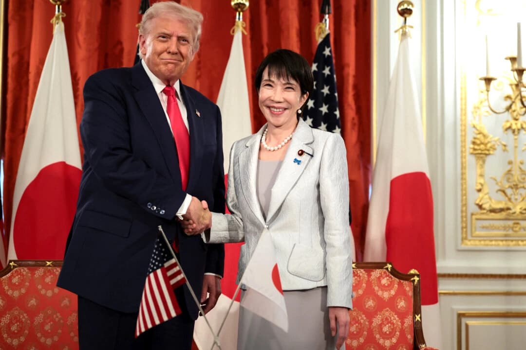 El presidente de Estados Unidos, Donald Trump, estrecha la mano de la primera ministra japonesa, Sanae Takaichi, durante una reunión bilateral en el Palacio de Akasaka en Tokio, Japón, el 28 de octubre de 2025. (Evelyn Hockstein/Reuters)