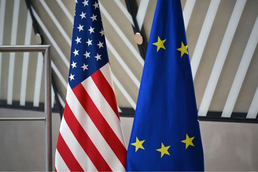 Una bandera de la Unión Europea (derecha) y una bandera nacional de Estados Unidos se exhiben al término de una reunión del Consejo de Asuntos Exteriores de la UE sobre comercio celebrada en Bruselas el 24 de noviembre de 2025. (Nicolas TUCAT / AFP vía Getty Images)