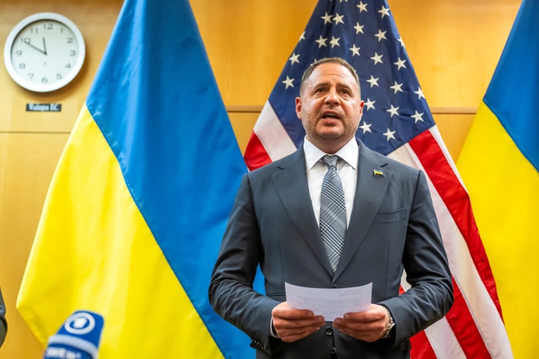 El jefe de la Oficina del Presidente de Ucrania, Andriy Yermak, habla con la prensa en la Misión de Estados Unidos ante Organizaciones Internacionales en Ginebra, Suiza, el 23 de noviembre de 2025. (Martial Trezzini/Keystone vía AP)