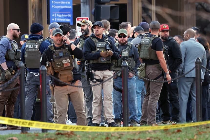 Miembros de las fuerzas del orden, incluidos los alguaciles federales, responden a un tiroteo cerca de la Casa Blanca el 26 de noviembre de 2025 en Washington, D.C. (Foto de Win McNamee/Getty Images)