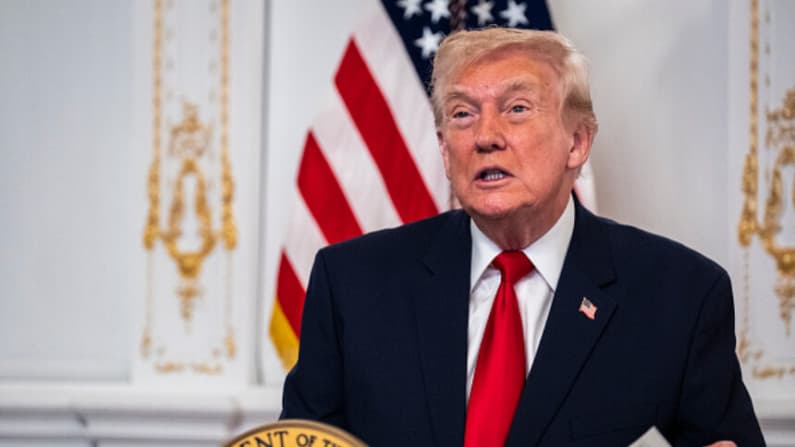 Trump dice estar cancelando todas las órdenes ejecutivas de Biden firmadas con Autopen
