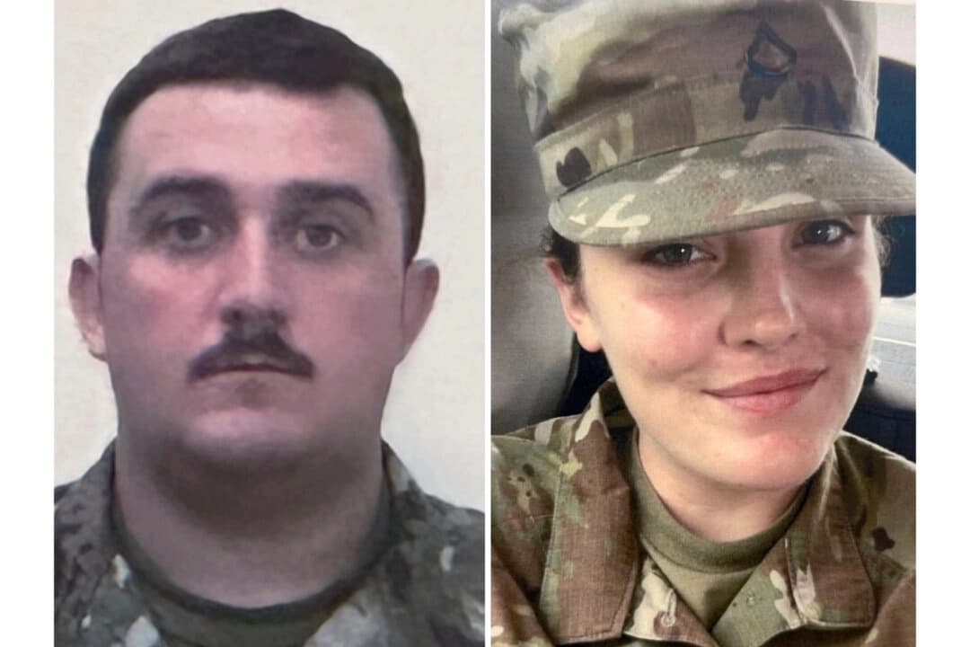 (Izquierda) Sargento Andrew Wolfe, miembro de la Guardia Nacional. (Derecha) Especialista Sarah Beckstrom, miembro de la Guardia Nacional. (Fiscalía de EE. UU. vía AP)