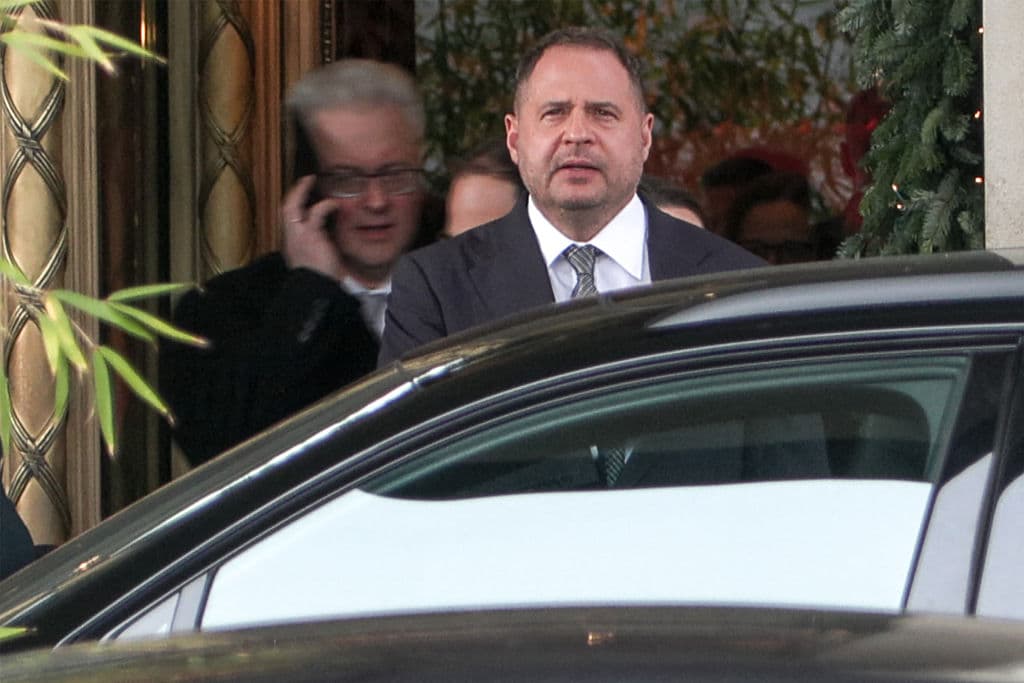 Captura de pantalla de vídeo muestra al jefe de gabinete del presidente de Ucrania, Andriy Yermak, saliendo de un hotel en Ginebra el 23 de noviembre de 2025, antes de las conversaciones sobre el plan estadounidense para poner fin a la guerra en Ucrania. El secretario de Estado estadounidense, Marco Rubio, llegó a Ginebra la mañana del 23 de noviembre de 2025 para debatir el plan estadounidense para poner fin a la guerra en Ucrania, después de que Washington indicara que existía margen de negociación sobre la controvertida propuesta. Funcionarios ucranianos, europeos y canadienses también se reunieron en la ciudad suiza. (Foto de Elodie LE MAOU / AFP vía Getty Images)