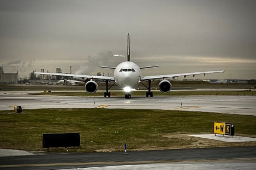 Avión de pasajeros al final de una pista de aterrizaje en Filadelfia. (Getty Images).