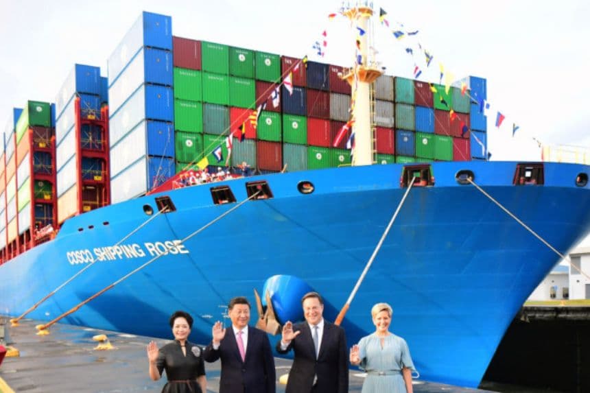 El presidente de China, Xi Jinping (2.º por la izq.) y el presidente panameño, Juan Carlos Varela, saludan, flanqueados por las primeras damas, Peng Liyuan (izq.) y Lorena Castillo (der.), frente al buque portacontenedores chino Cosco Shipping Rose en las recién inauguradas esclusas de Cocoli en el Canal de Panamá, el 3 de diciembre de 2018. El presidente chino, Xi Jinping, se encuentra de visita oficial en Panamá tras asistir a la Cumbre del G20 en Argentina. (Foto de Luis Acosta / AFP) (Foto de LUIS ACOSTA/AFP vía Getty Images)