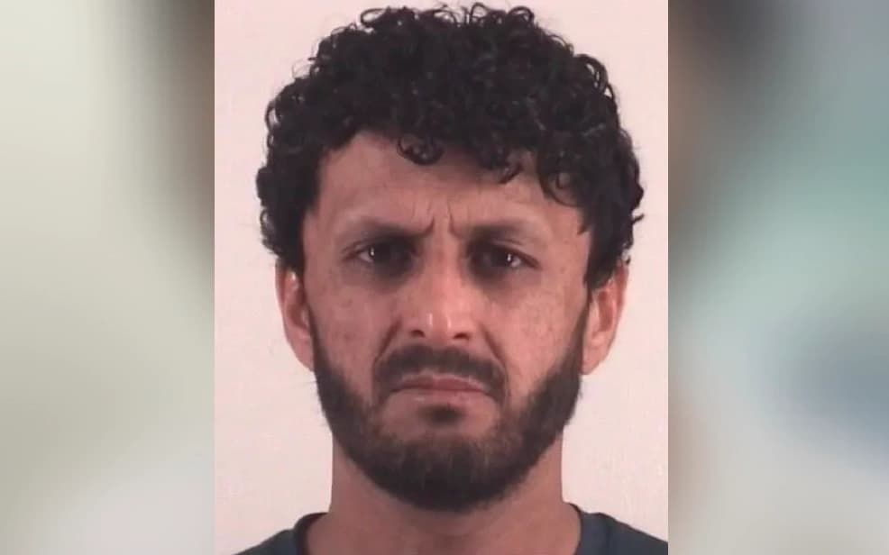 Mohammad Dawood Alokozay, quien fue arrestado tras publicar un video donde aparecía indicando que estaba construyendo una bomba con un objetivo específico en el área de Fort Worth, Texas. (Foto de arresto, DHS)