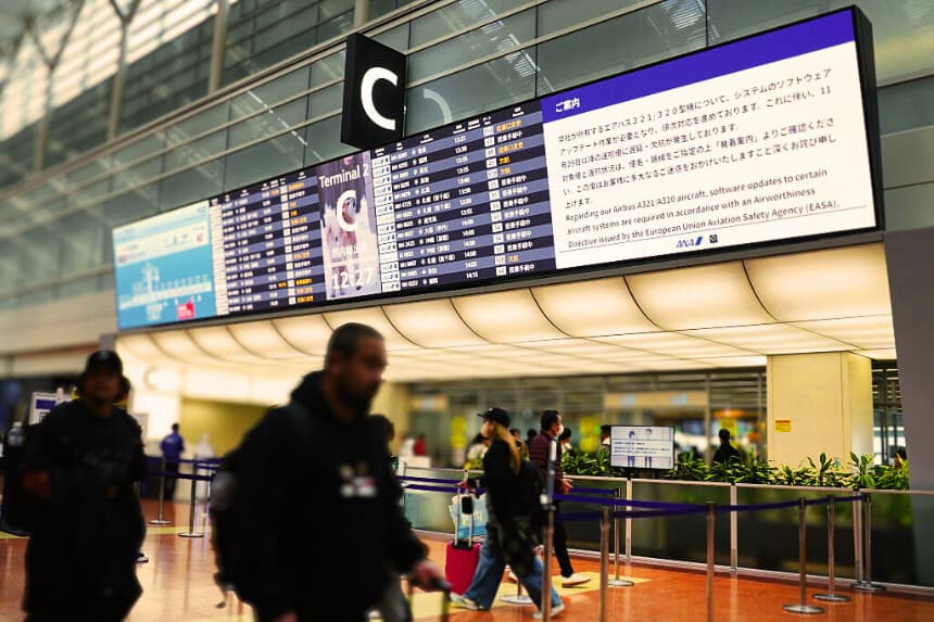 Un tablón de anuncios en la sala de facturación de All Nippon Airways (ANA) muestra un aviso de que era necesaria una actualización de software para los aviones Airbus A321/A320 de la aerolínea, lo que provocaría retrasos y cancelaciones de vuelos, en el aeropuerto de Haneda, en Tokio, el 29 de noviembre de 2025. Varias aerolíneas anunciaron retrasos o cancelaciones de vuelos tras una alerta de Airbus de que hasta 6000 aviones de la familia A320 en servicio podrían necesitar actualizaciones. (Kazuhiro NOGI / AFP a través de Getty Images)