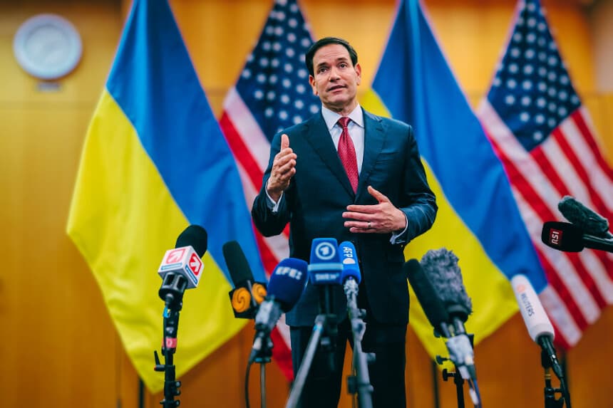 El secretario de Estado de EE. UU., Marco Rubio, ofrece una conferencia de prensa tras una reunión a puerta cerrada sobre el plan de EE. UU. para poner fin a la guerra en Ucrania en la Misión de EE. UU. en Ginebra, el 23 de noviembre de 2025. (Fabrice COFFRINI / AFP a través de Getty Images)