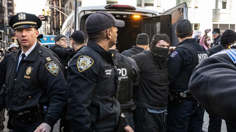 Arrestan a manifestantes por bloquear a agentes de ICE en Nueva York