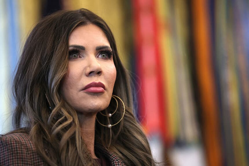 La secretaria de Seguridad Nacional de Estados Unidos, Kristi Noem, asiste a una reunión del Grupo de Trabajo de la Casa Blanca sobre la Copa Mundial de la FIFA 2026 en el Despacho Oval de la Casa Blanca el 17 de noviembre de 2025 en Washington, DC. (Win McNamee/Getty Images)