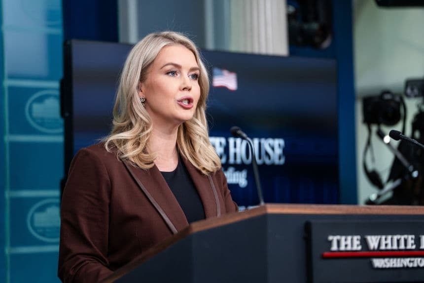 La secretaria de prensa de la Casa Blanca, Karoline Leavitt, habla durante una conferencia de prensa en la Casa Blanca, Washington, el 12 de noviembre de 2025. (Madalina Kilroy/The Epoch Times)