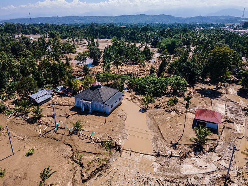 Esta fotografía aérea muestra una mezquita en medio del lodo en una zona afectada por las inundaciones repentinas en Meureudu, distrito de Pidie Jaya, provincia de Aceh (Indonesia), el 30 de noviembre de 2025. (CHAIDEER MAHYUDDIN / AFP vía Getty Images)