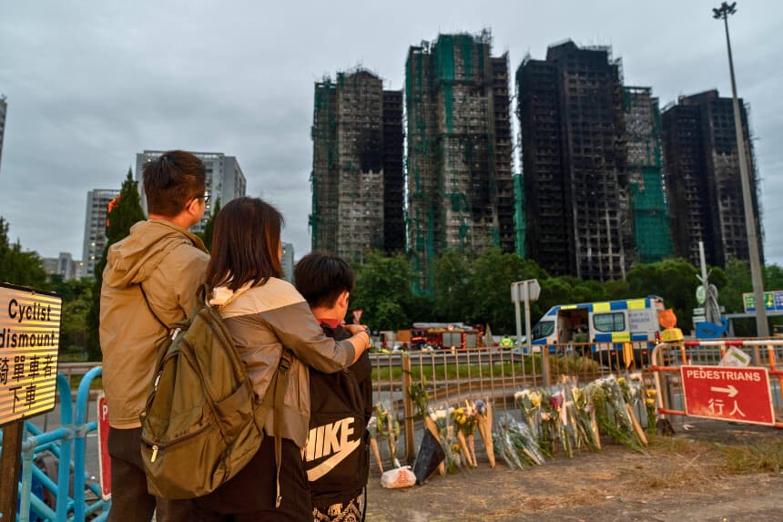 Régimen chino amenaza a medios extranjeros y detiene a denunciante del incendio en Hong Kong