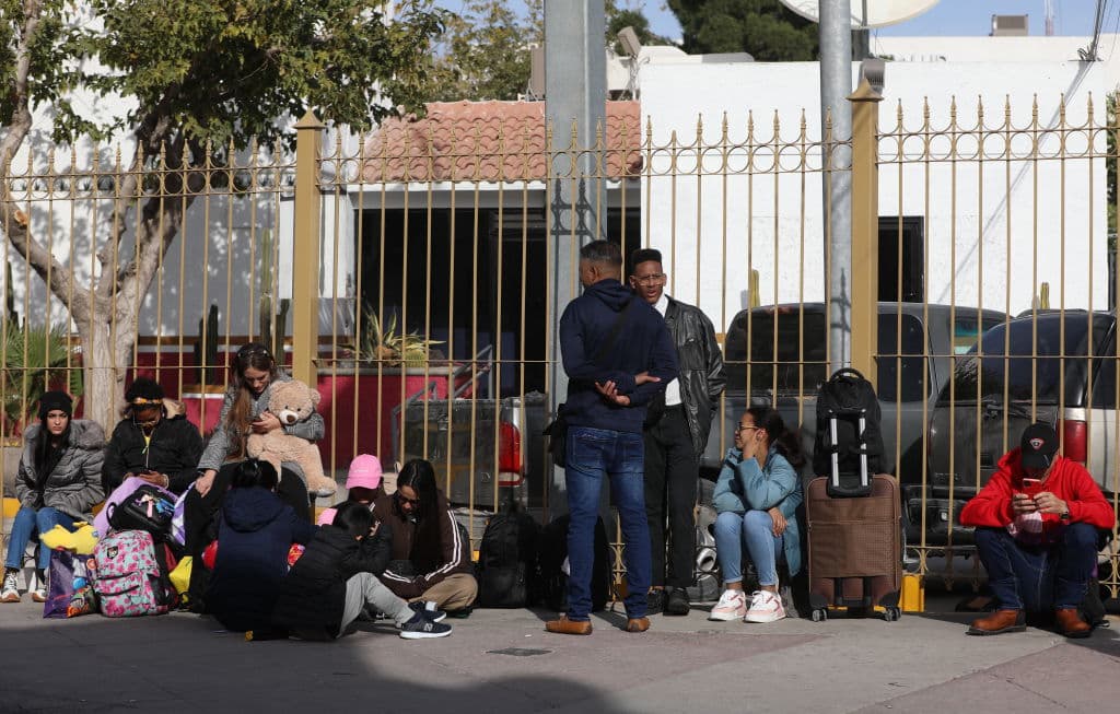 Migrantes que buscan asilo en EE. UU. a través de la aplicación digital CBP One en fila cerca del puente internacional Paso del Norte en Ciudad Juárez, Chihuahua, México, el 28 de noviembre de 2024. (Foto de HERIKA MARTINEZ/AFP vía Getty Images)