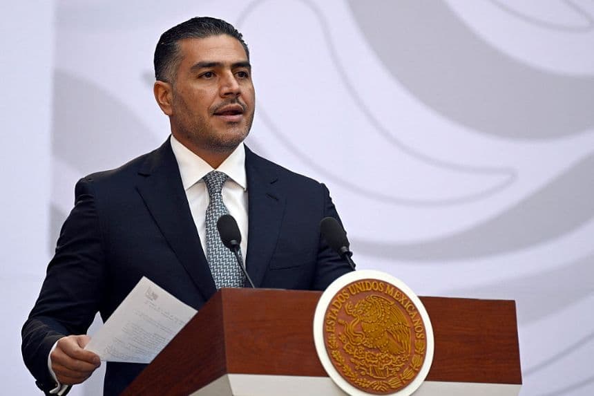 El secretario de Seguridad y Protección Ciudadana de México, Omar García Harfuch, habla durante la presentación del Plan Michoacán para la Paz y la Justicia en el Palacio Nacional de la Ciudad de México, el 9 de noviembre de 2025. (ALFREDO ESTRELLA/AFP vía Getty Images)