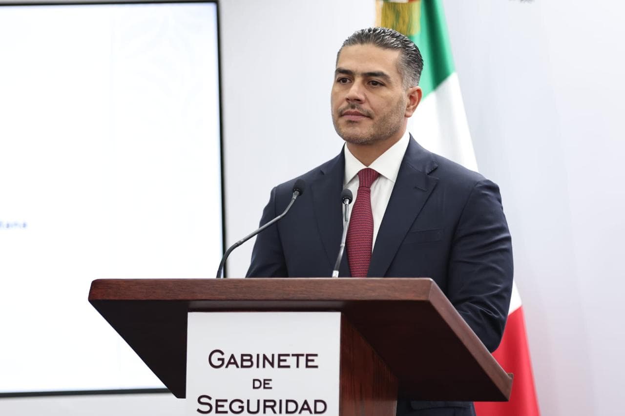 Fotografía del titular de la Secretaría de Seguridad y Protección Ciudadana (SSPC) Omar García Harfuch, hablando durante una rueda de prensa en el Palacio Nacional de la Ciudad de México, México. (Créditos: Secretaría de Seguridad y Protección Ciudadana)