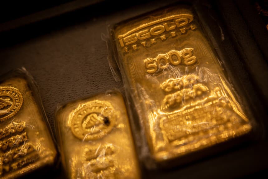 Plata alcanza nuevo récord y oro sube ligeramente