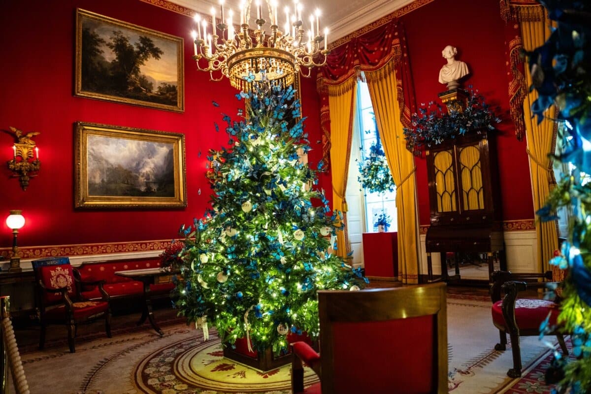 Las decoraciones navideñas con el tema "El hogar es donde está el corazón" adornan la Casa Blanca el 1 de diciembre de 2025. (Madalina Kilroy/The Epoch Times).
