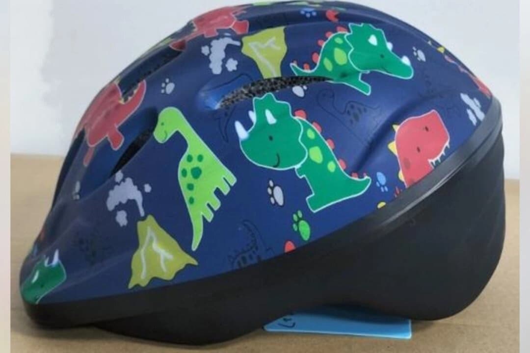 Casco infantil Outdoor Master retirado del mercado, modelo OM-TD BIKE. (Imagen cortesía de la Comisión de Seguridad de Productos del Consumidor)