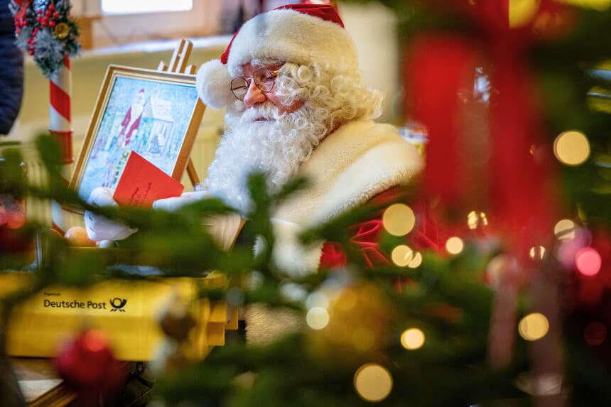 Un hombre vestido de Papá Noel habla con los niños y lee sus cartas durante la inauguración de la tradicional oficina de correos de Papá Noel en el pueblo de Himmelpfort, al noreste de Alemania, el 13 de noviembre de 2026. (Foto de Odd ANDERSEN / AFP) (Foto de ODD ANDERSEN/AFP vía Getty Images).