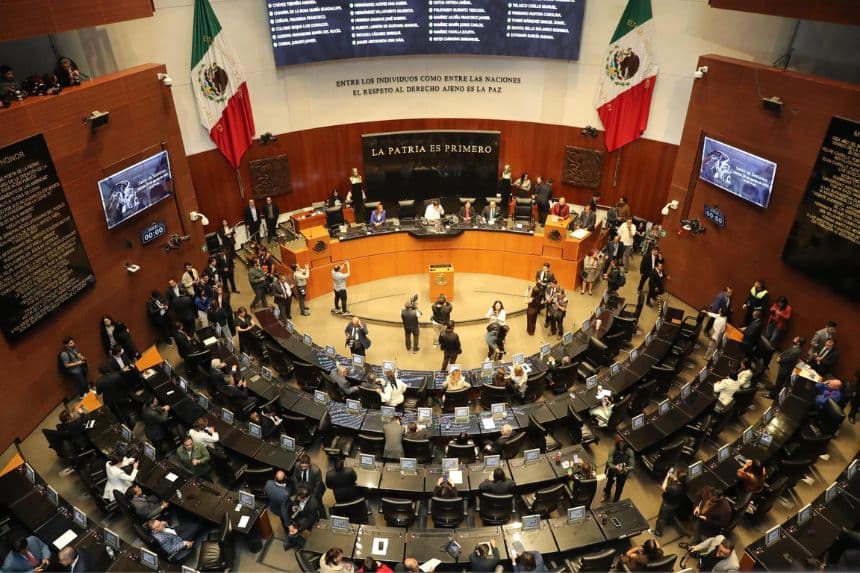 Fotografía que muestra a los asistentes de una sesión en el Senado de la República en Ciudad de México (México). Imagen de archivo. (EFE/ Mario Guzmán)