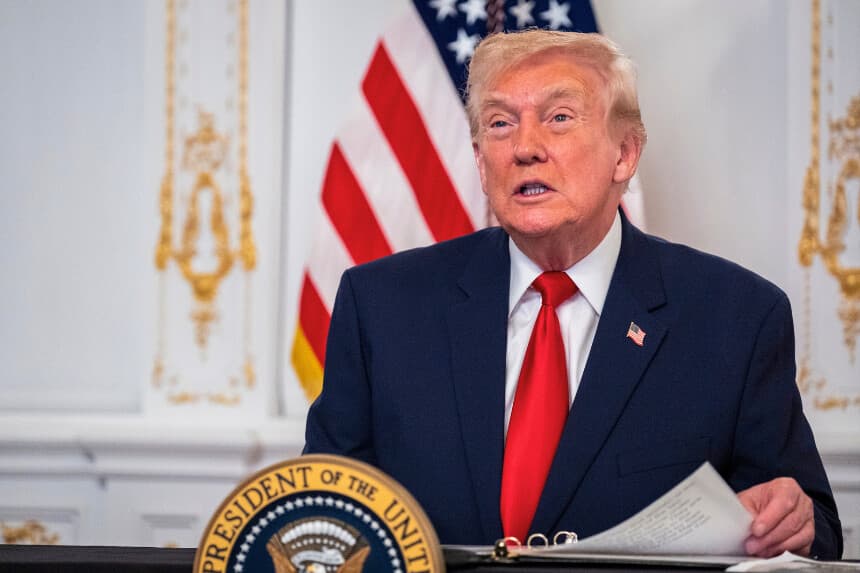 PALM BEACH, FLORIDA - 27 DE NOVIEMBRE: El presidente Donald Trump participa en una llamada con miembros del ejército estadounidense desde su club Mar-a-Lago en Florida el Día de Acción de Gracias, el 27 de noviembre de 2025, en Palm Beach, Florida. (Foto de Pete Marovich/Getty Images).