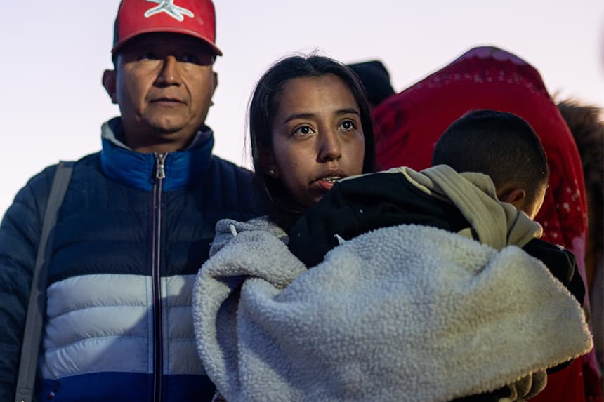 Los migrantes mexicanos Laura Elizabeth y su hijo Matías se entregan a los agentes de Aduanas y Protección Fronteriza de Estados Unidos tras cruzar una sección del muro fronterizo hacia Estados Unidos el 5 de enero de 2025 en Ruby, Arizona. (Brandon Bell/Getty Images)