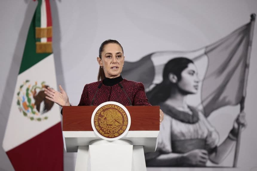 La presidenta de México, Claudia Sheinbaum, habla durante una rueda de prensa el 2 de diciembre, en el Palacio Nacional, en Ciudad de México, México. (EFE/José Méndez)