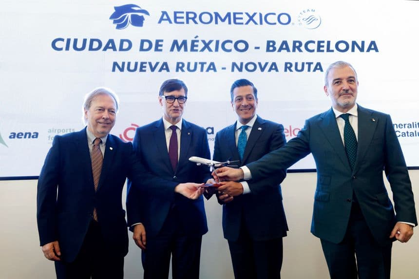 (De Izq. a Dcha.) El presidente de la cámara de comercio española, Josep Santacreu; el presidente del gobierno de Cataluña, Salvador Illa; el vicepresidente de ventas de Aeroméxico, Giancarlo Mulinelli, y el alcalde de Barcelona, Jaume Collboni, posan para una fotografía en la cámara de comercio de España este miércoles, en Ciudad de México, México. (EFE/ Sáshenka Gutiérrez)