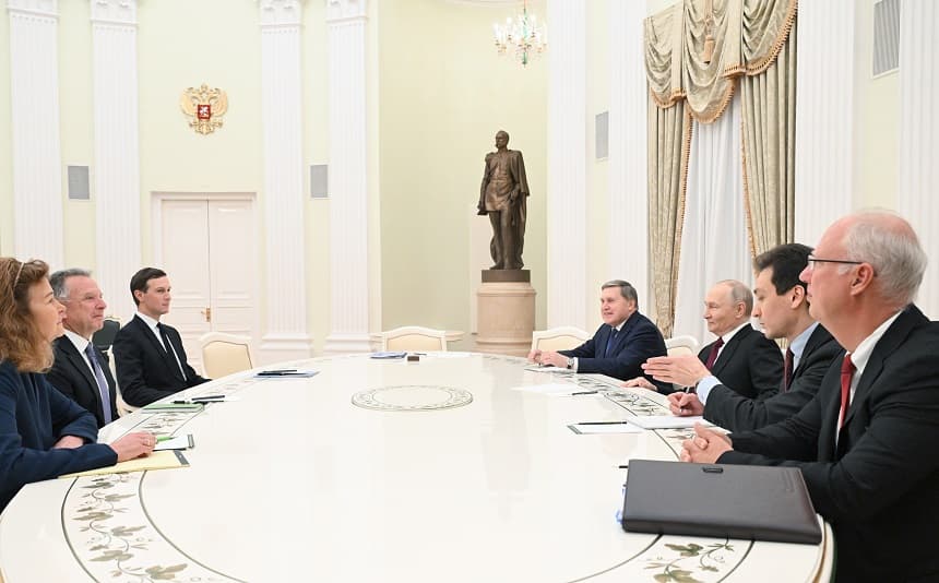 El presidente ruso, Vladimir Putin (3.º por la derecha), se reúne con el enviado presidencial estadounidense Steve Witkoff (2.º por la izquierda) y el yerno de Trump, Jared Kushner (3.º por la izquierda), en el Kremlin de Moscú, Rusia, el 2 de diciembre de 2025. Putin recibió a Witkoff y Kushner para discutir el "plan de paz" del presidente estadounidense Trump para Ucrania. (Rusia, Ucrania, Moscú) (EFE/EPA/KRISTINA KORMILITSINA / SPUTNIK / KREMLIN POOL)