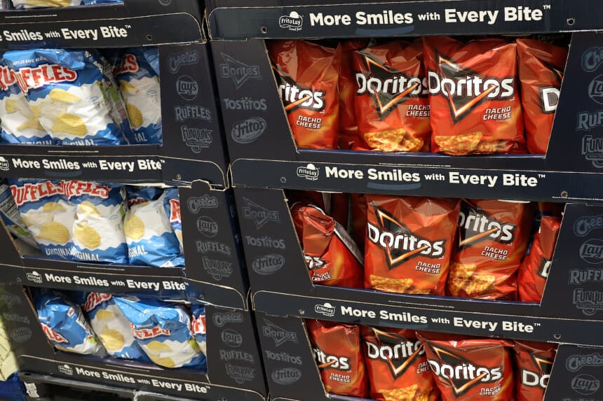Las tortillas chips con queso nacho Doritos de Frito-Lay, de PepsiCo, se exhiben junto a otros alimentos envasados a la venta en un almacén de comestibles en Hawthorne, California, el 2 de diciembre de 2025. (Patrick T. Fallon / AFP a través de Getty Images)