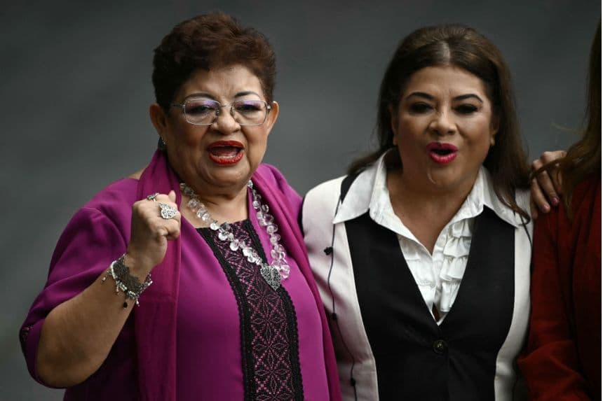 La asesora jurídica designada del presidente de México, Ernestina Godoy (Izq.), y la alcaldesa de Ciudad de México, Clara Brugada, posan para una foto a su llegada a la ceremonia de investidura de la presidenta electa de México, Claudia Sheinbaum, en el Congreso de la Unión en Ciudad de México, el 1 de octubre de 2024. (CARL DE SOUZA/AFP a través de Getty Images)