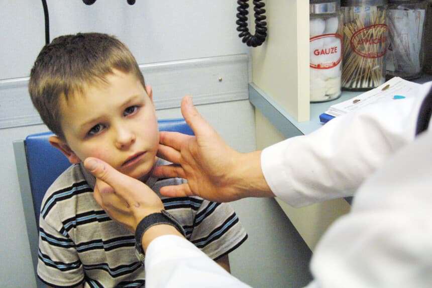 Con una temperatura de 39.8 °C, Asa Moore, de 6 años, de Vivian, Luisiana, es examinado en el Centro Médico y Quirúrgico North Caddo por síntomas de gripe el 12 de diciembre de 2003 en Vivian, Luisiana. (Foto de Mario Villafuerte/Getty Images)