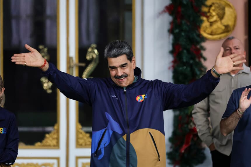 CARACAS, VENEZUELA - 21 DE NOVIEMBRE: El presidente de Venezuela, Nicolás Maduro, saluda a sus seguidores durante una marcha en el marco del "Día del Estudiante Venezolano" en Miraflores, el 21 de noviembre de 2025, en Caracas, Venezuela. (Foto de Jesús Vargas/Getty Images).