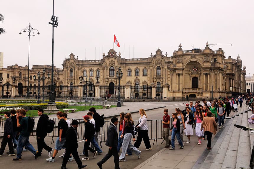 Sondeo revela que la mayoría de peruanos rechaza romper relaciones con México