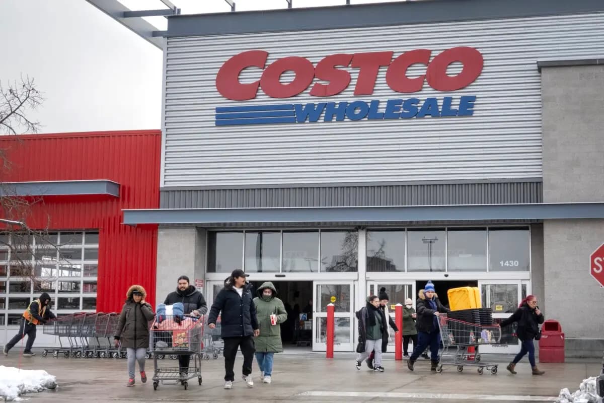 Clientes caminan por el aparcamiento de una tienda Costco en Chicago el 2 de diciembre de 2025. (Scott Olson/Getty Images)