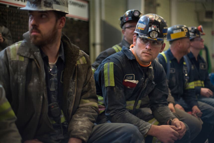 SYCAMORE, PENNSYLVANIA, 13 DE ABRIL: El minero del carbón Jaden Fredrickson, de 26 años, de Cheat Lake, Virginia Occidental, espera la llegada del administrador de la Agencia de Protección Ambiental de los Estados Unidos, Scott Pruitt, quien visitó la mina Harvey el 13 de abril de 2017 en Sycamore, Pensilvania. La mina Harvey, propiedad de CNX Coal Resources, forma parte del complejo minero subterráneo más grande de Estados Unidos. (Foto de Justin Merriman/Getty Images).