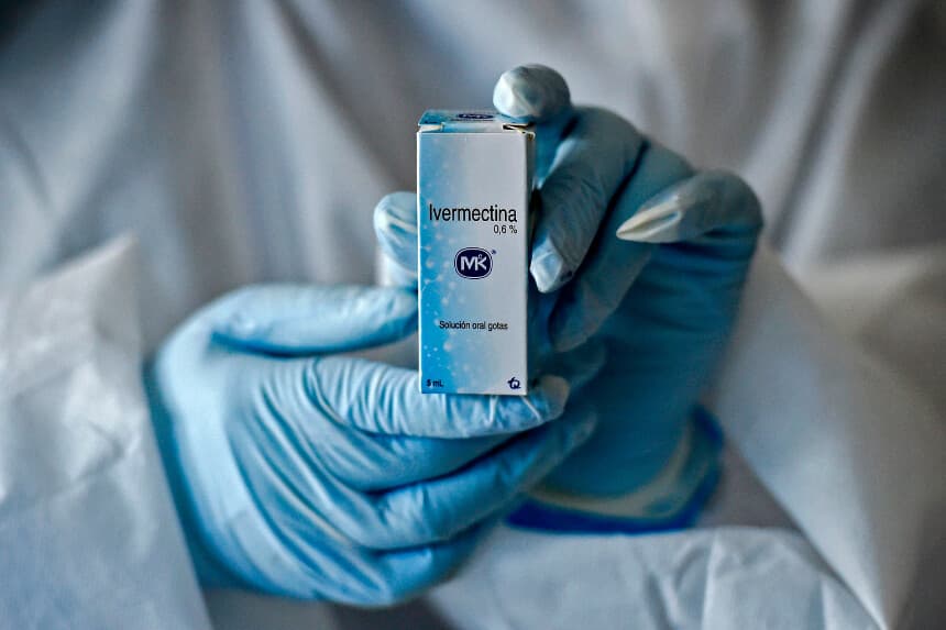 Un trabajador de la salud muestra una caja que contiene un frasco de ivermectina, un medicamento autorizado por el Instituto Nacional de Vigilancia de Medicamentos y Alimentos (INVIMA) para tratar a pacientes con COVID-19 leve, asintomático o sospechoso, como parte de un estudio del Centro de Estudios de Enfermedades Infecciosas Pediátricas, en Cali, Colombia, el 21 de julio de 2020. (LUIS ROBAYO/AFP a través de Getty Images)