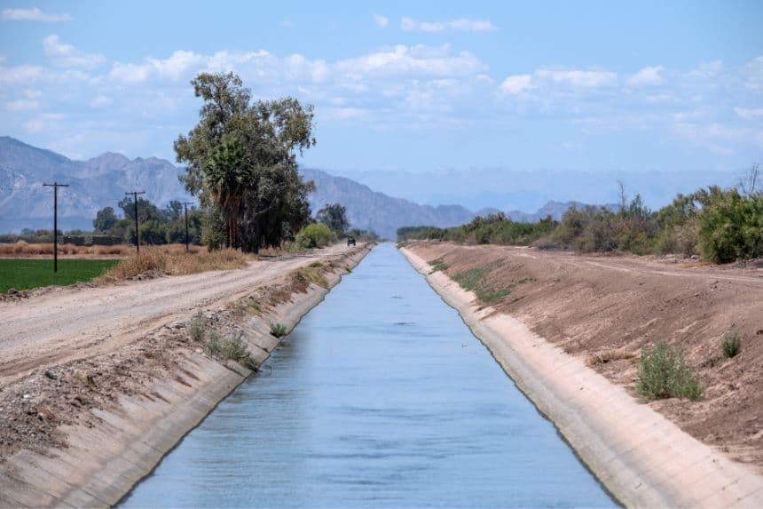 Una de las cientos de canaletas de riego que distribuyen el caudal del río Colorado, fotografiada en el Valle de Mexicali, estado de Baja California, México, el 4 de abril de 2025. (GUILLERMO ARIAS/AFP vía Getty Images)
