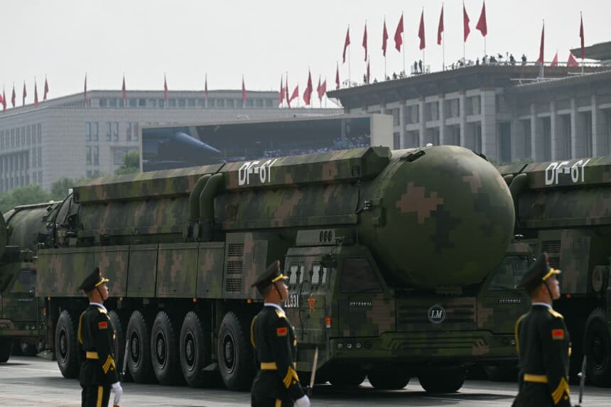 Los misiles balísticos intercontinentales DF-61 se ven durante un desfile militar que conmemora el 80.º aniversario de la victoria sobre Japón y el fin de la Segunda Guerra Mundial, en la plaza de Tiananmen de Beijing, el 3 de septiembre de 2025. (Foto de Greg Baker / AFP) (Foto de GREG BAKER/AFP a través de Getty Images).