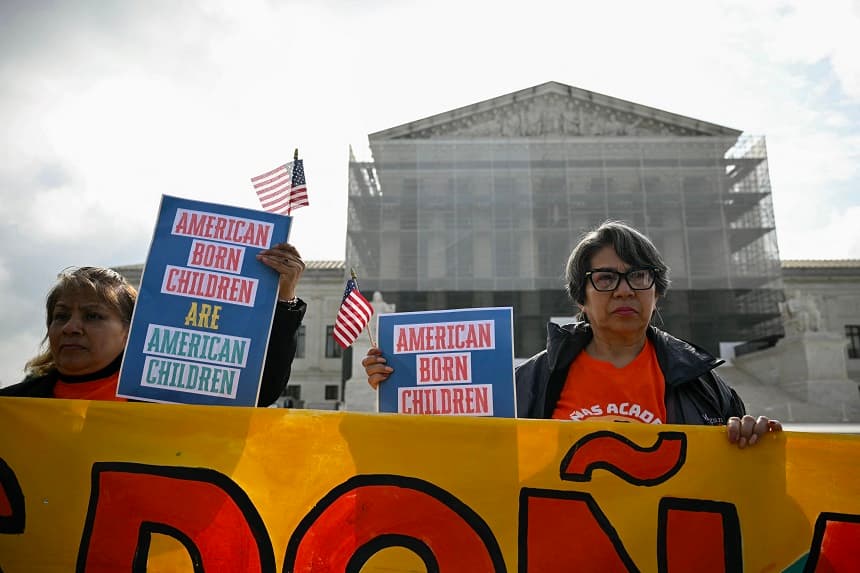 La gente participa en una protesta frente a la Corte Suprema de Estados Unidos por la decisión del presidente Donald Trump de poner fin a la ciudadanía por nacimiento, mientras la corte escucha los argumentos sobre la orden en Washington, D.C., el 15 de mayo de 2025. (DREW ANGERER/AFP a través de Getty Images)
