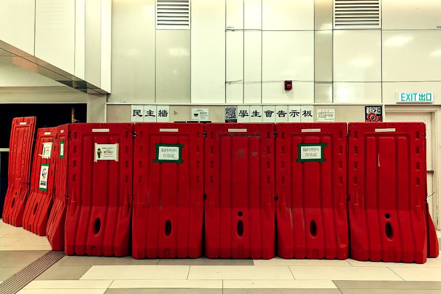 Universidad hongkonesa cierra tablón de anuncios tras carteles en memoria de las víctimas del incendio