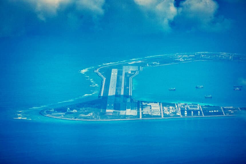 Se ven un aeródromo, edificios y estructuras en la isla artificial construida por China en el arrecife Subi el 25 de octubre de 2022 en las islas Spratly, en el mar de la China Meridional. China afirmó progresivamente su reclamación de propiedad sobre las islas en disputa en el mar de la China Meridional aumentando artificialmente el tamaño de las islas, creando nuevas islas y construyendo puertos, puestos militares avanzados y pistas de aterrizaje. El mar de la China Meridional es una importante ruta comercial y reviste un gran interés, ya que las tensiones geopolíticas siguen siendo elevadas en la región. (Ezra Acayan/Getty Images)
